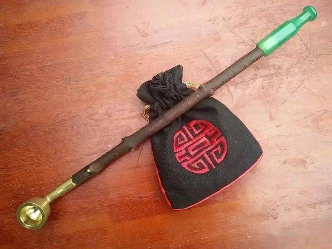 还有她最钟爱的几十年都不离手的红铜锅乌木杆玛瑙嘴的大烟袋