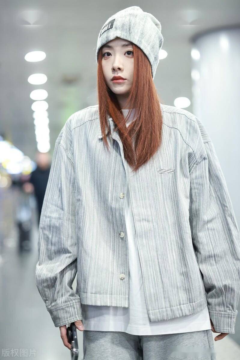 街拍:喻言灰色衬衫外套 灰色工装裤 针织帽帅气潇洒_北京_机场