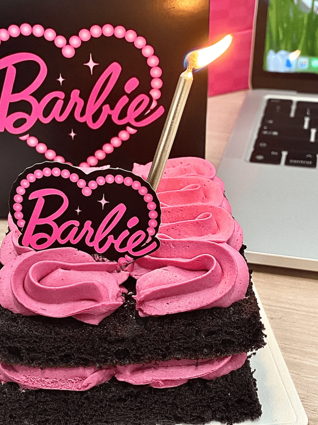 《barbie》主演margot robbie近期的宣传造型换了一套又一套,每套都不