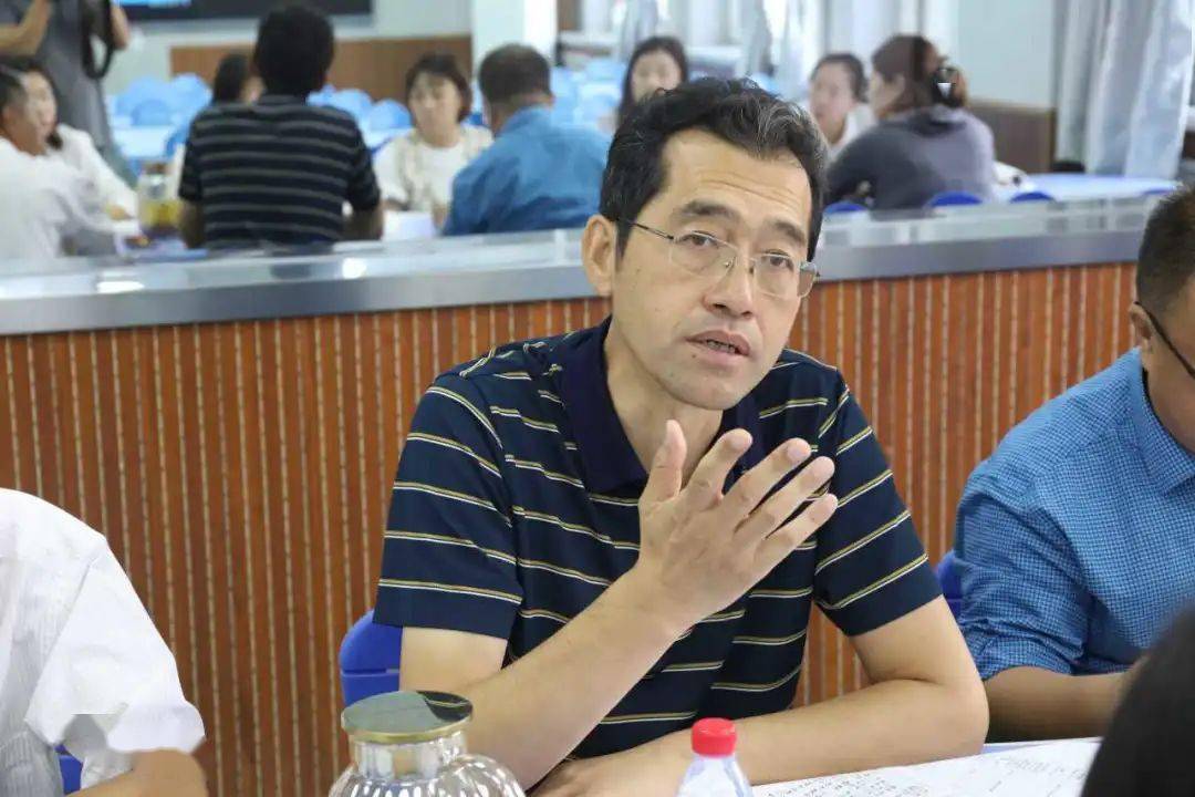 最后,陈天宇校长向陆世辉老师,上课教师吴桂娟,向四学年班主任表示