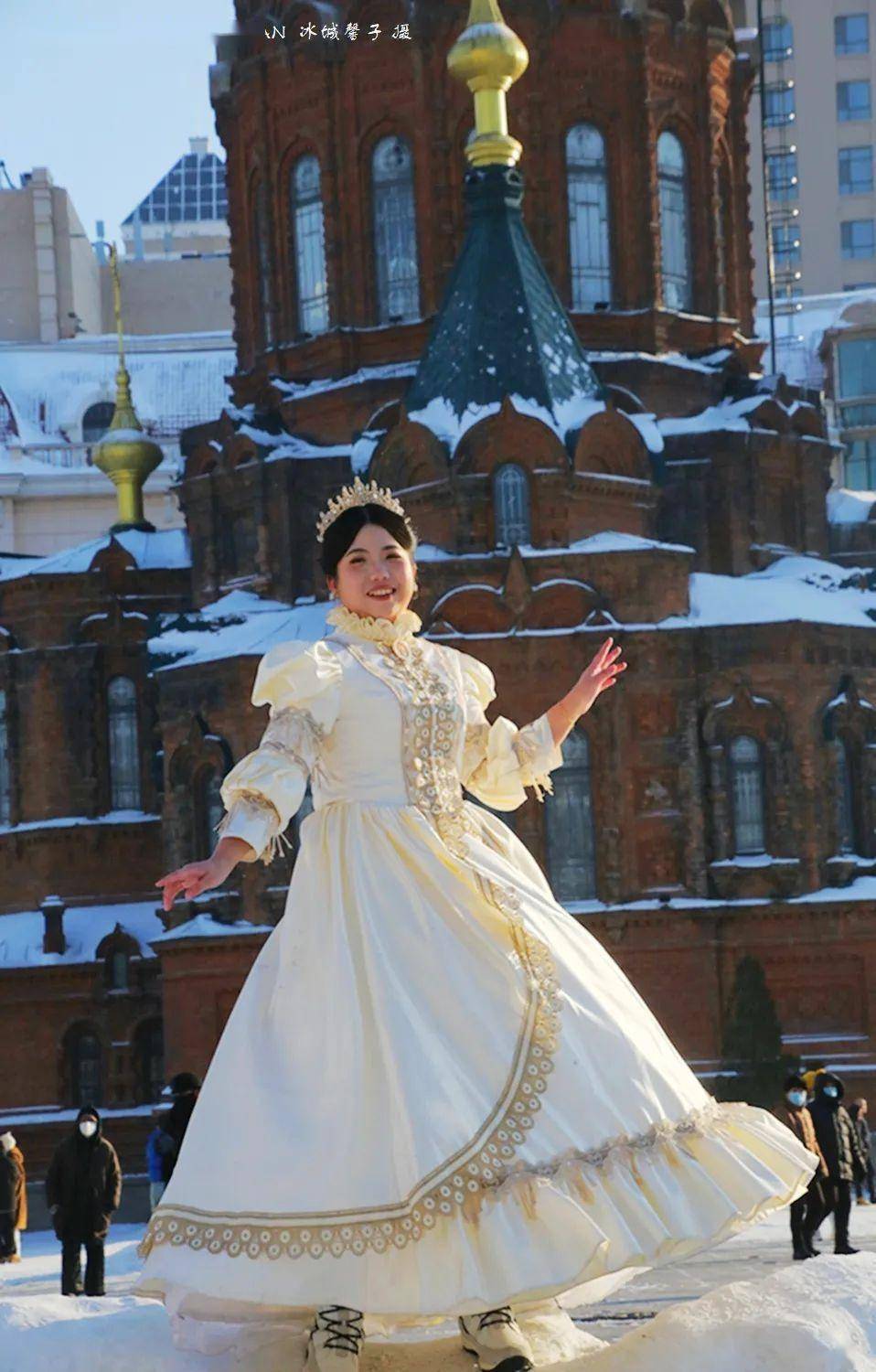 这个冬天,哈尔滨圣·索菲亚教堂成了火爆的旅拍网红打卡地_广场_游人