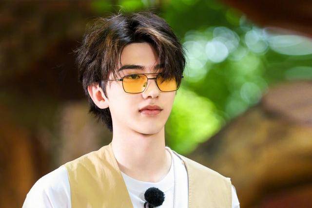 黄旭熙和蔡徐坤的对话暗示了他在跑男无可替代的地位,难怪能常驻_节目