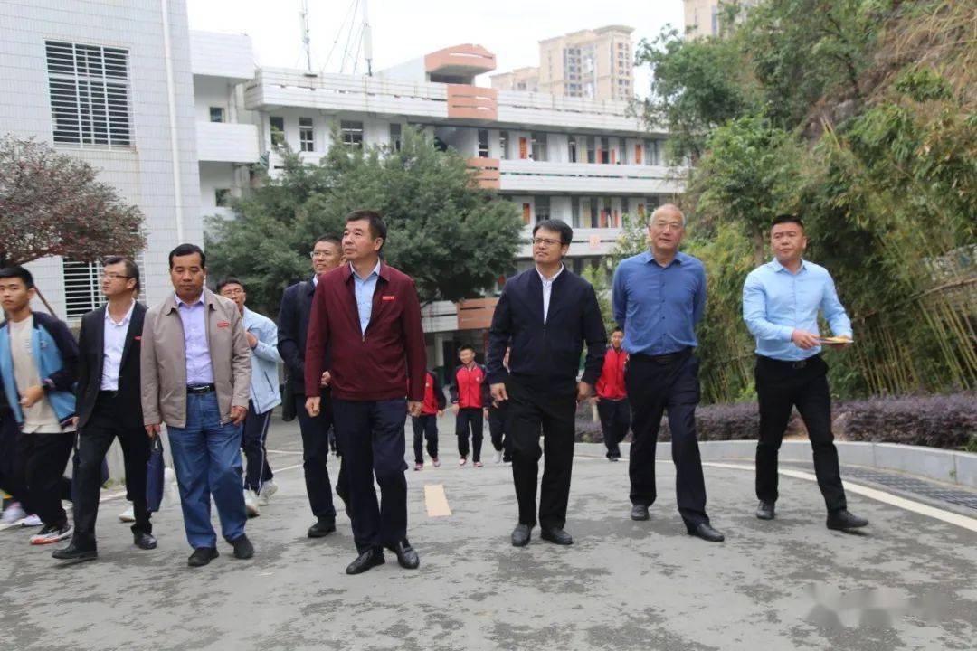 鹏峰中学校长刘长芃等学校领导,相关科室负责人及部分学科骨干教师