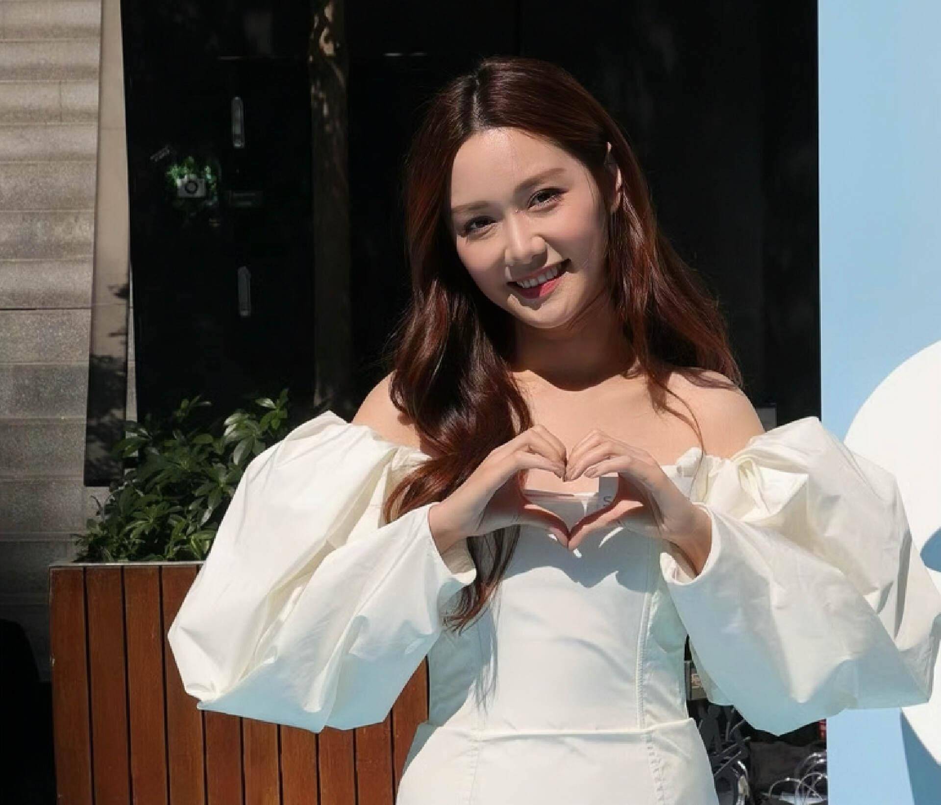 tvb知名金童玉女结婚在即,晒过大礼照片,各种富贵金器超抢镜_汤洛雯