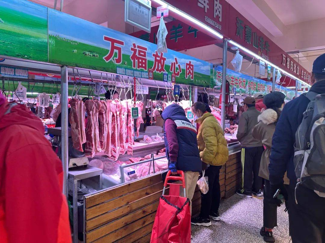 一走进市场,记者就发现了好几处发着红光的"生鲜灯.