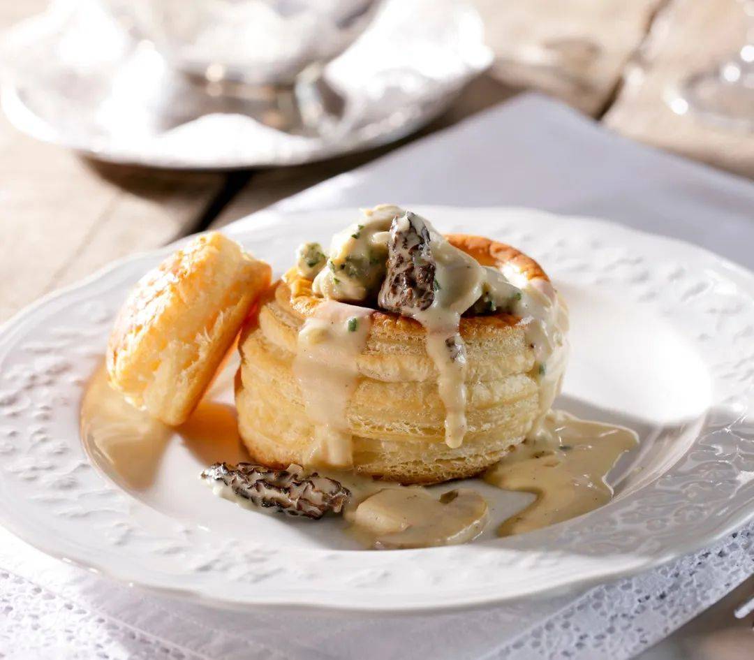 周围环绕着壮丽的雪山,在这里你还能尝到经典美食奶油蘑菇鸡酥盒