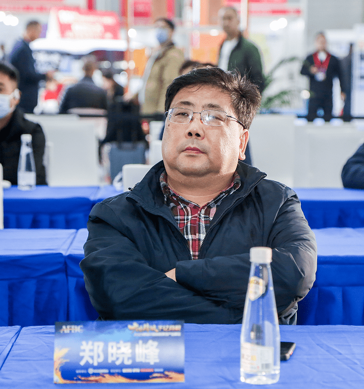 杭州千岛湖啤酒有限公司董事长郑晓峰说,现在啤酒消费结构呈"哑铃型"