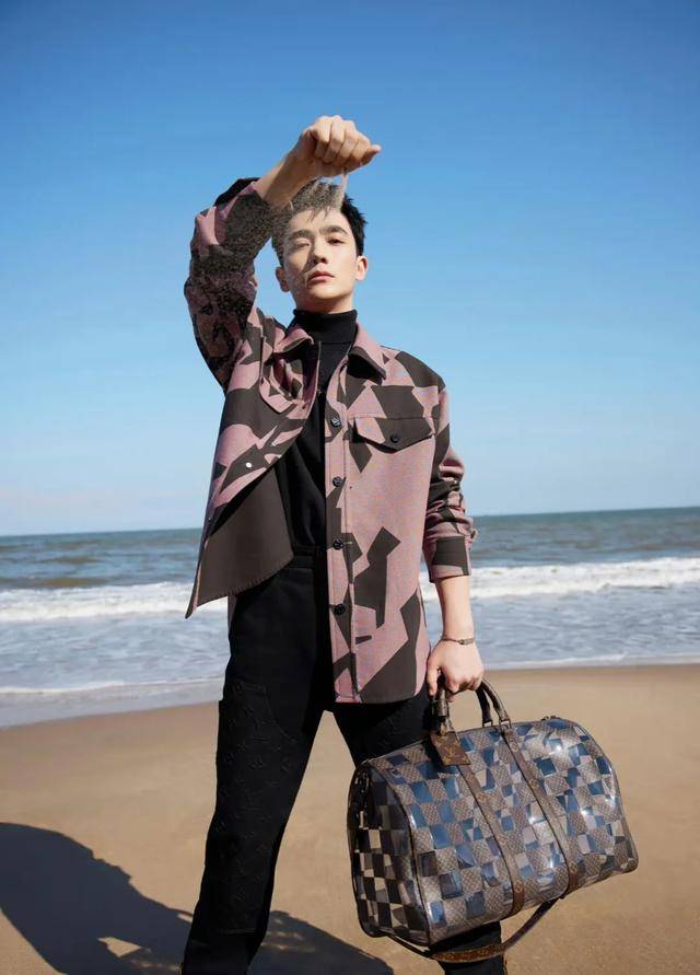 朱一龙穿裙子走红毯,身材五五分,造型师有仇吧?_自然_活动_龙的