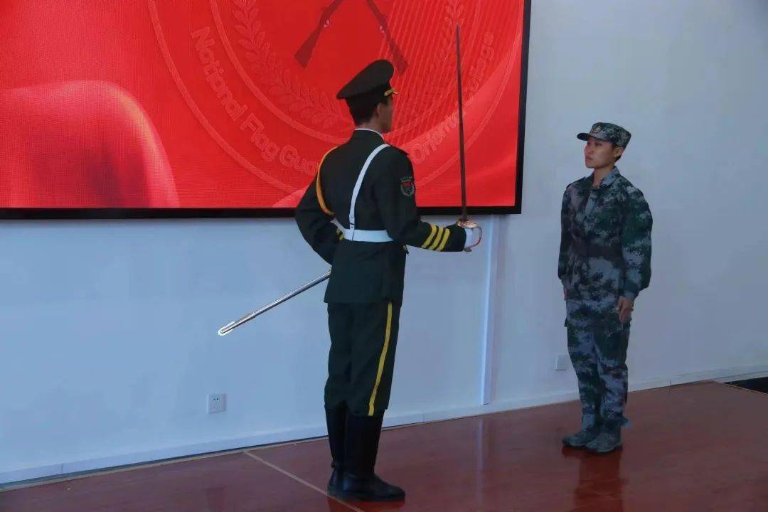 河北东方学院国旗护卫队举办"国旗在肩,薪火相传" 入队仪式暨入队第一