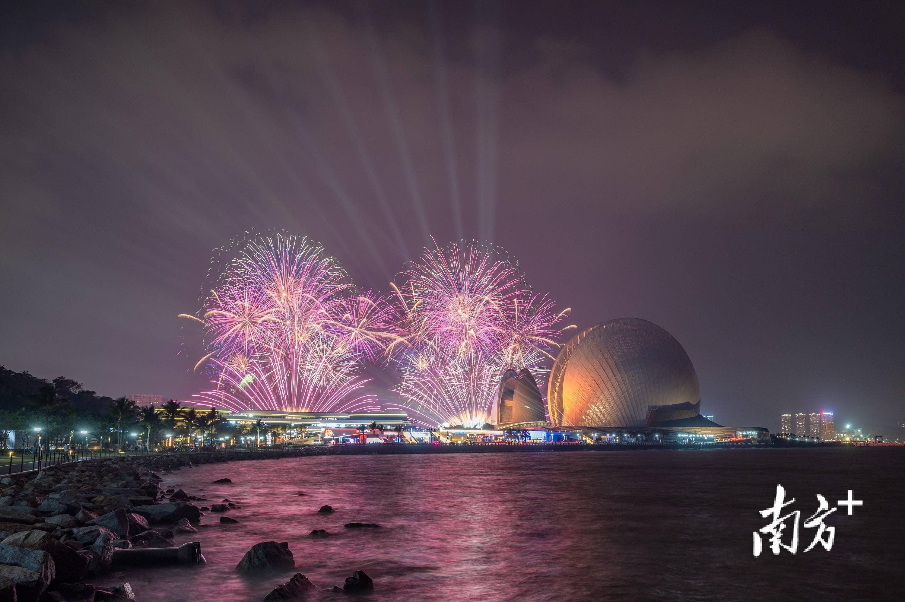 11月24日,2023年广东旅游文化节在珠海盛大启动,日月贝绚丽多彩的烟花