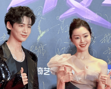 镜头切给了白敬亭;魏大勋发言时,镜头快速切到不知所措的秦岚;白鹿在