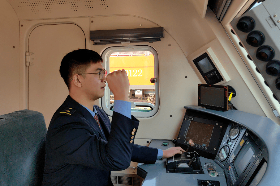 今天听机车乘务员细说开火车这件事no-number-01调车司机(司机长)