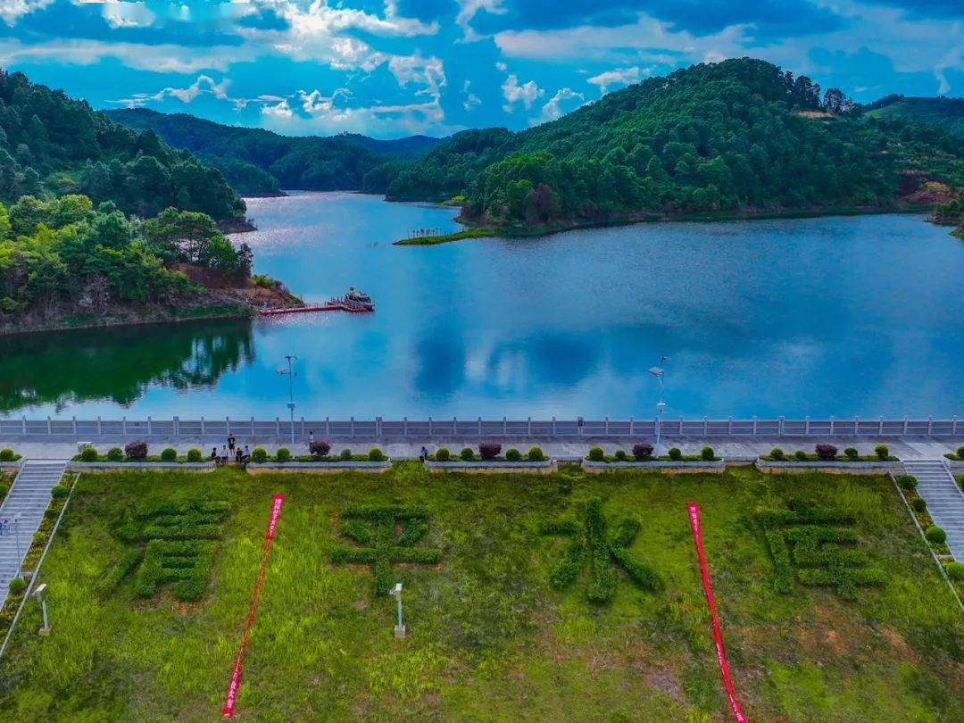 "龙"同"竜"因湖尾的纳龙村而得名依托清平水库而建位于丘北县锦屏镇