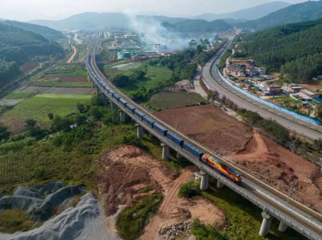 开启亚欧新通道:"中欧 澜湄快线"中老铁路国际货运专列出境首发_昆明