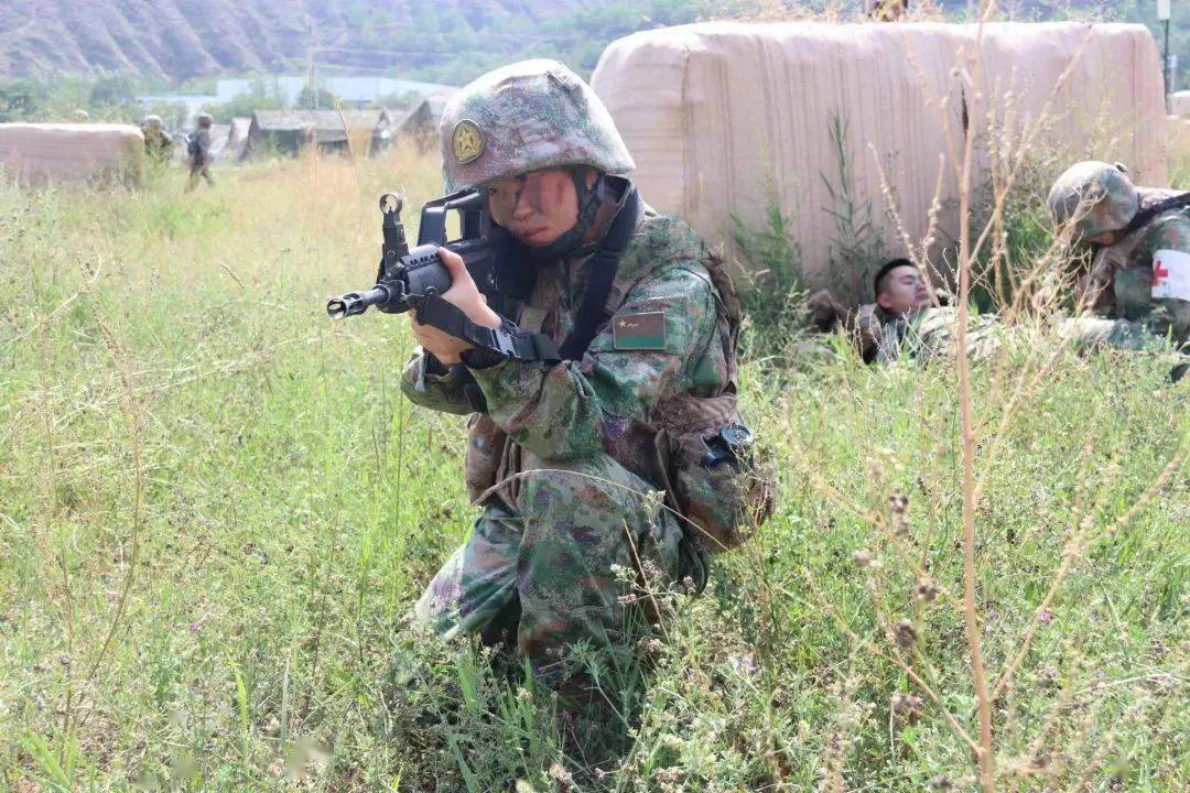 她叫刘枫娟,河南郑州人,从小就对军营