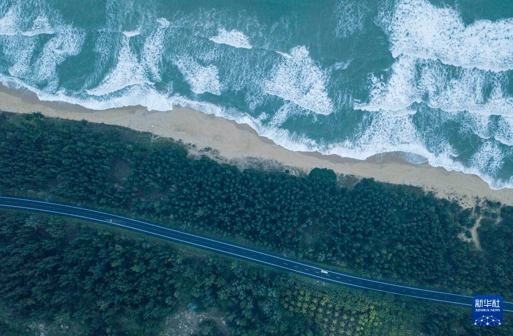 央媒看万宁 | 海南环岛旅游公路万宁段：山海相伴 路在画中