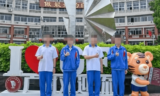 69000元奢侈品新款酷似校服?网友:早就拿捏了!_深圳_广西南宁_广东