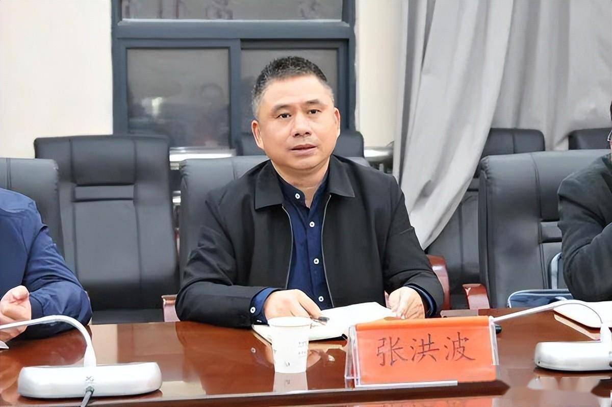 安乡县教育局党组成员,总督学张洪波讲话安乡三中党总支书记,校长唐平