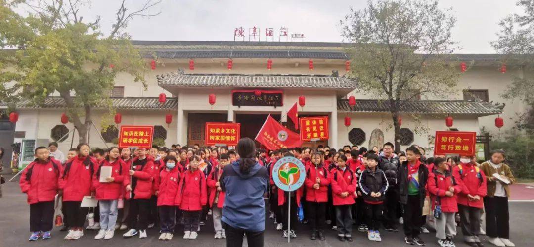 近日,陽穀縣第二實驗小學組織六年級全體學生到景陽岡酒文化旅遊景區