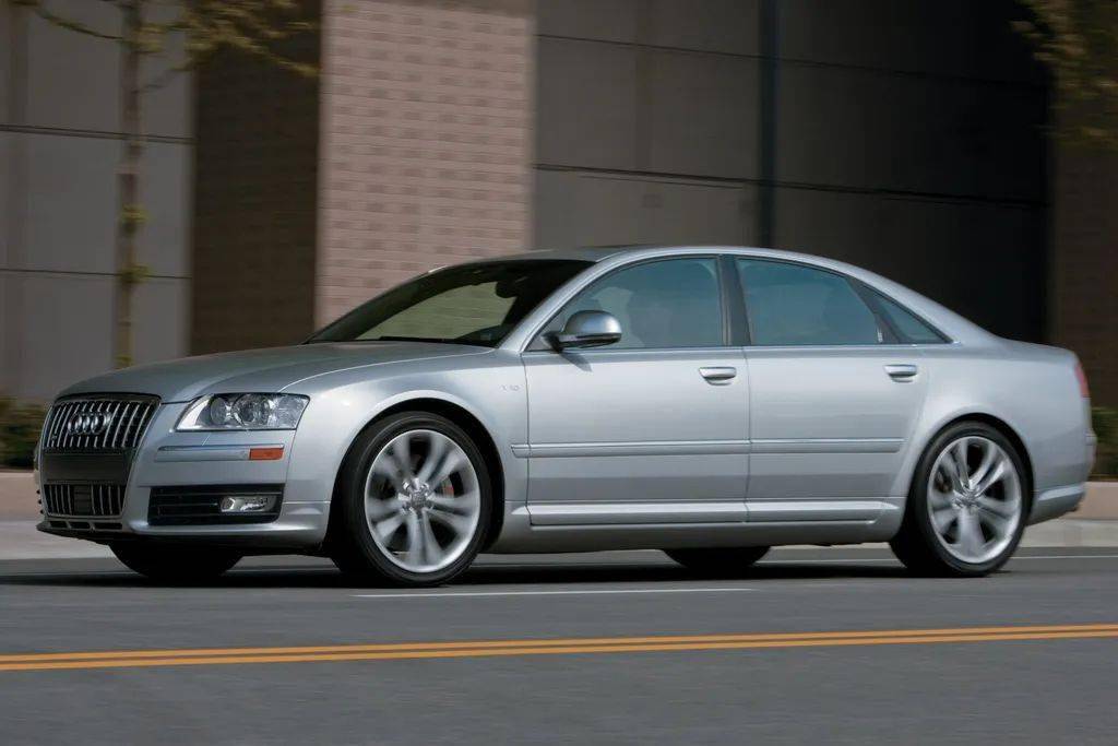 《非常人贩》,里面他开着一辆黑色的奥迪s8(其实应该是一台a8 w12)无