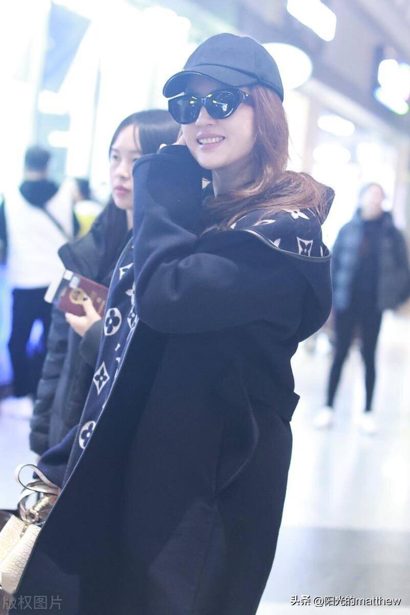 刘亦菲北京出发,下衣失踪搭配棒球帽超时髦_机场