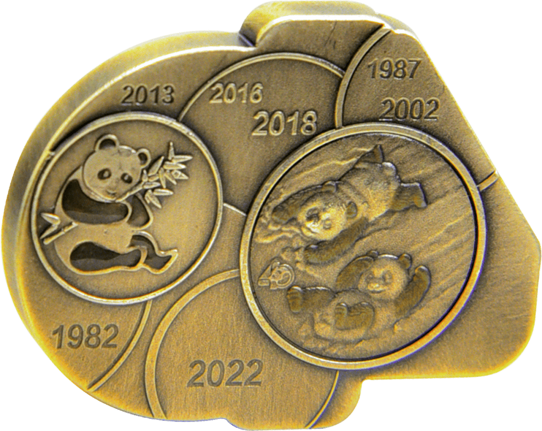 纪念章正面并且这枚纪念章正面图案中,可爱的国宝大熊猫形象巧妙的