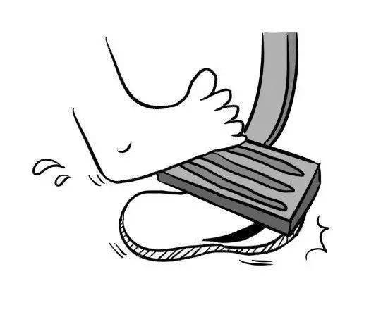 因穿拖鞋造成的事故01拖鞋卡油门上,车辆失控酿事故02穿拖鞋踩不实脚