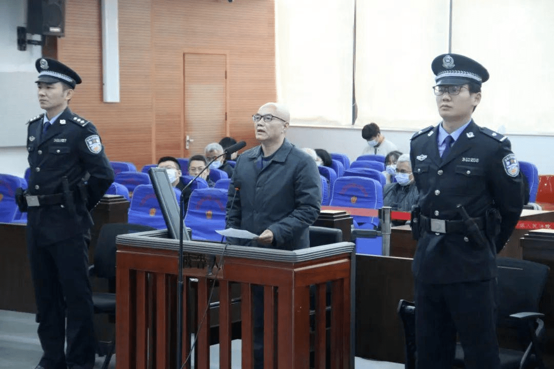 芜湖市人民检察院指控,2014年至2020年,邓真晓利用其担任临泉县委书记