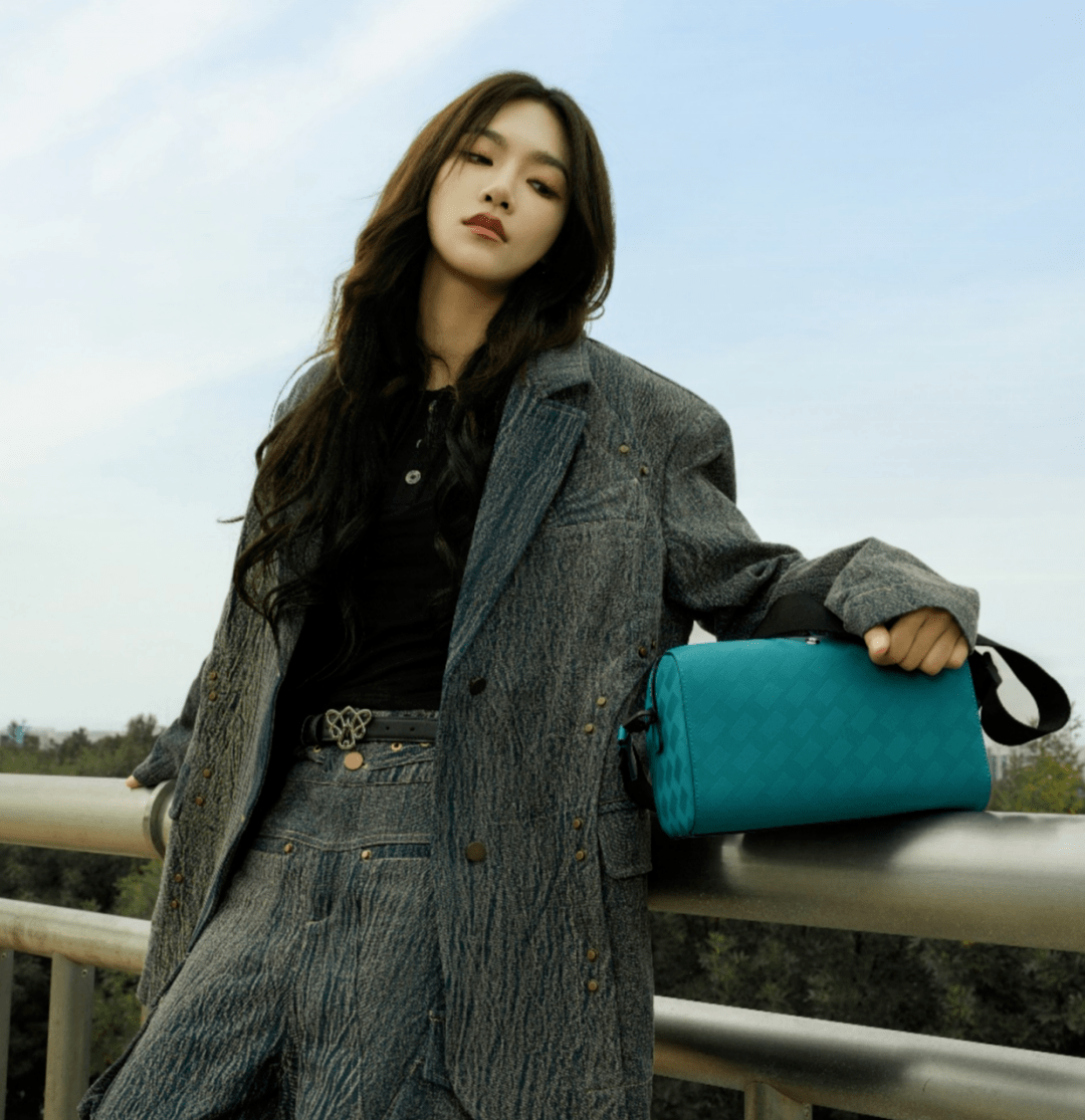 侯明昊,李斯丹妮演绎的经典黑则是永恒的正解,经典又时髦,极简之中