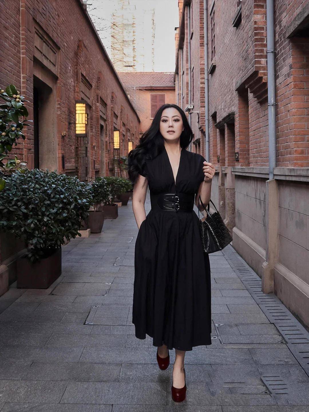 章小蕙是我见过最得体的名媛:裙不配丝袜,鞋不穿平底,优雅高级_气质