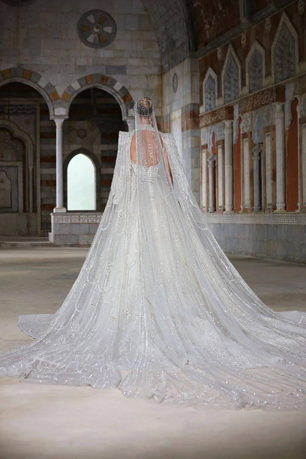 穿上银白色礼服,如仙子轻盈灵韵,高级显贵_镂空_魅力_设计