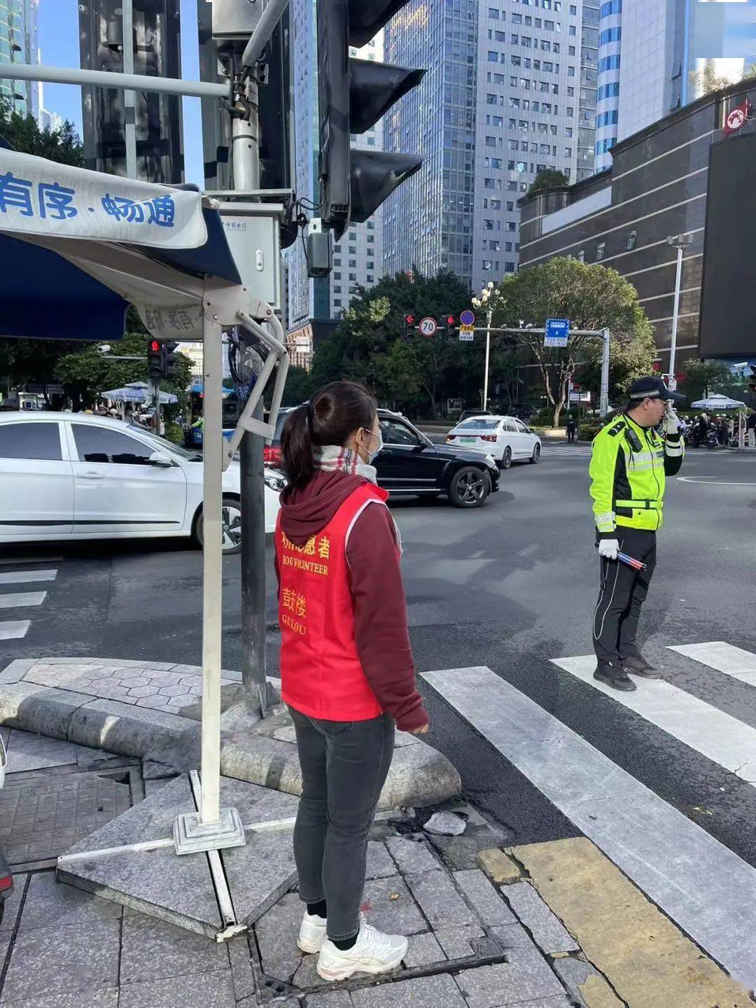 文明交通鼓樓行 | 鼓樓志願者提醒您,文明出行保平安!