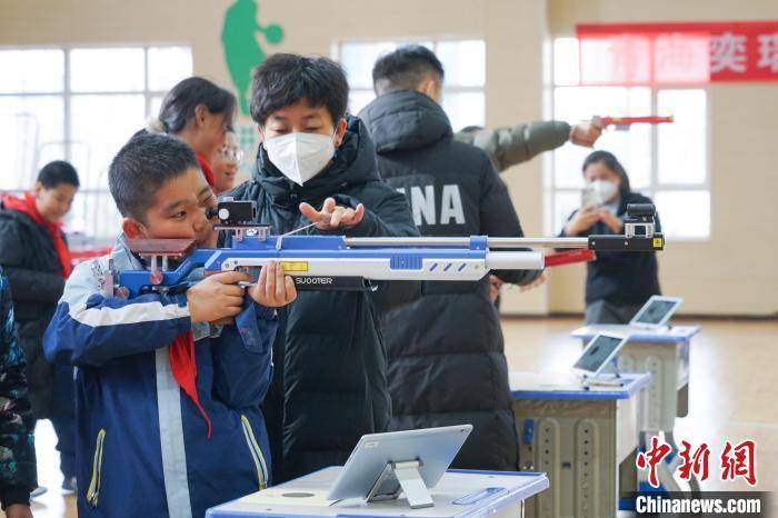 亞運會冠軍進校園 西寧小學生體驗射擊運動_進行_銘言