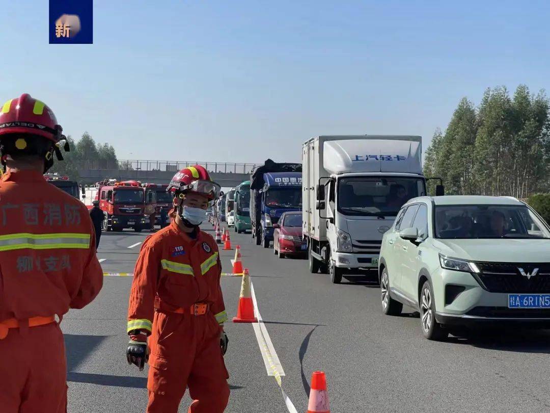 12月7日上午,泉南高速广西来宾往柳州方向1302路段发生多起汽车连环