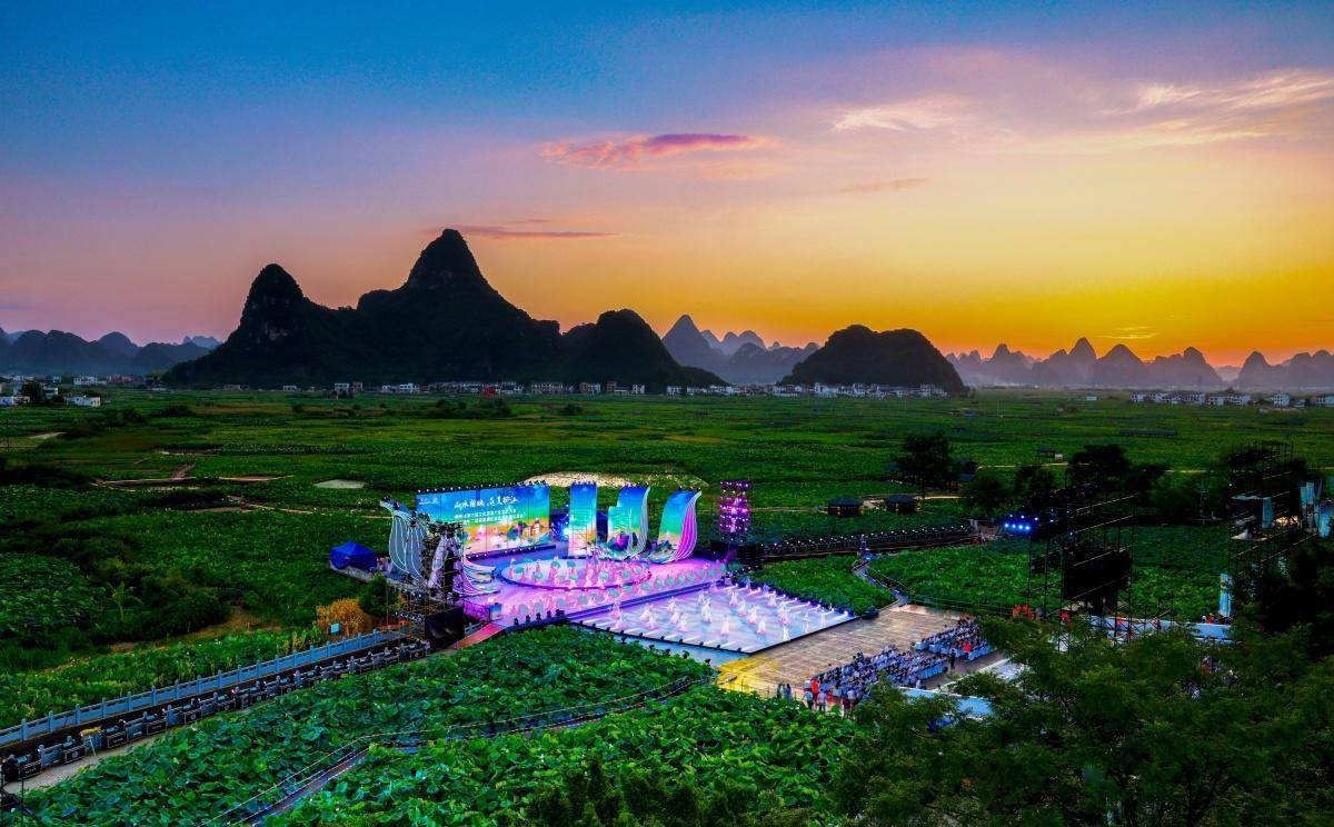 发展大会暨柳江区第十二届荷花文化旅游节开幕式在怀洪村荷苑景区举行