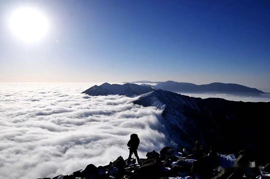 晴空万里,另一侧云海翻滚南北气流在鳌太山梁上交汇而在雨雾天气中
