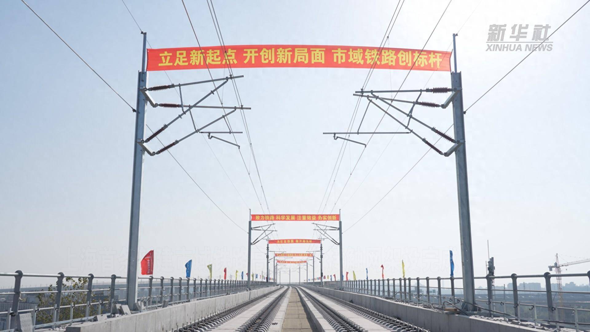 接触网是铁路电气化工程的重要组成部分,它的主要作业是将沿线牵引变