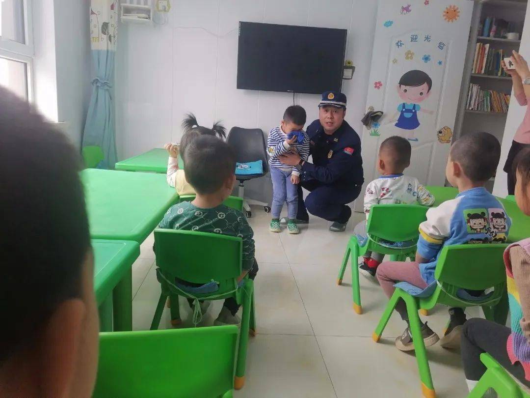 本溪县大队走进辖区幼儿园开展消防安全宣传培训活动