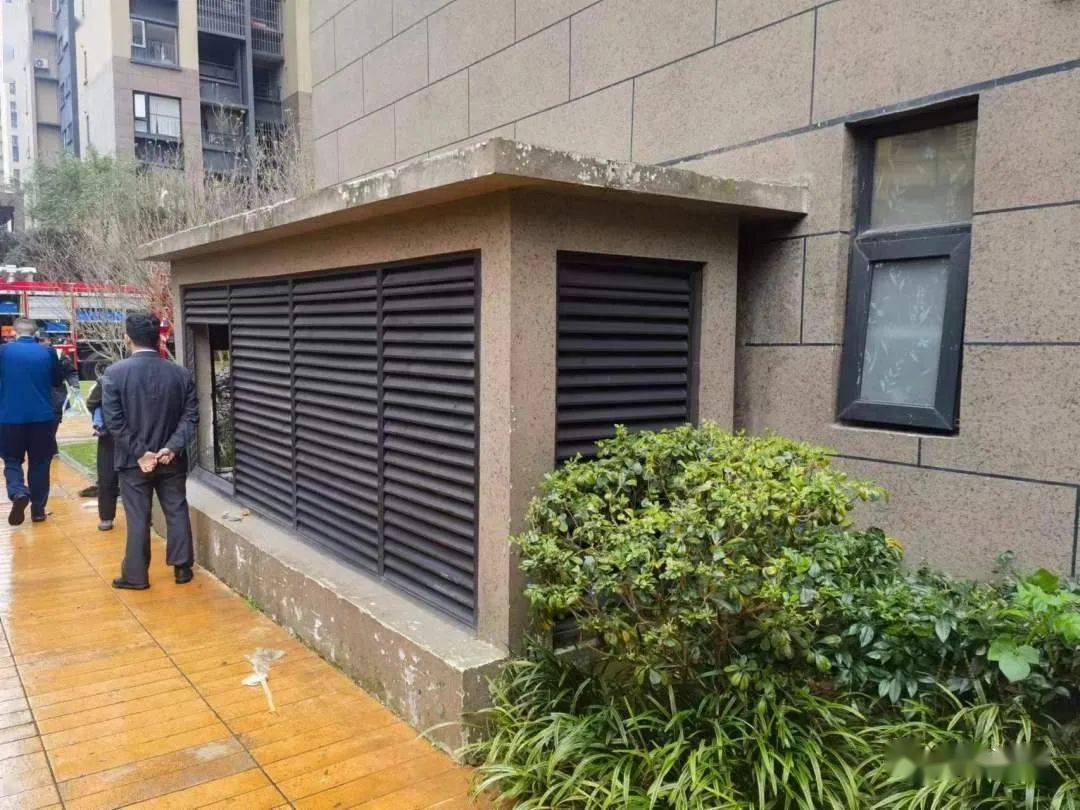一名11岁男孩不慎坠落小区15米高的通风井称贵阳市某小区内贵阳市消防