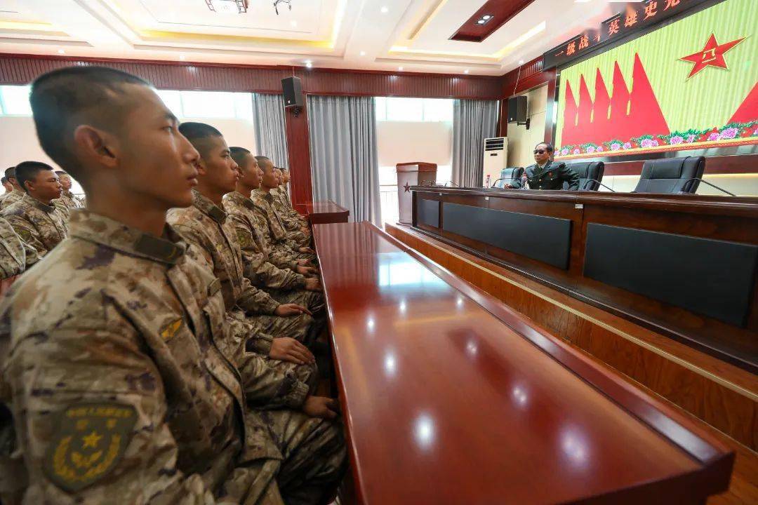 史光柱,云南马龙县人,原中国人民解放军77283部队副政委,一级战斗英雄