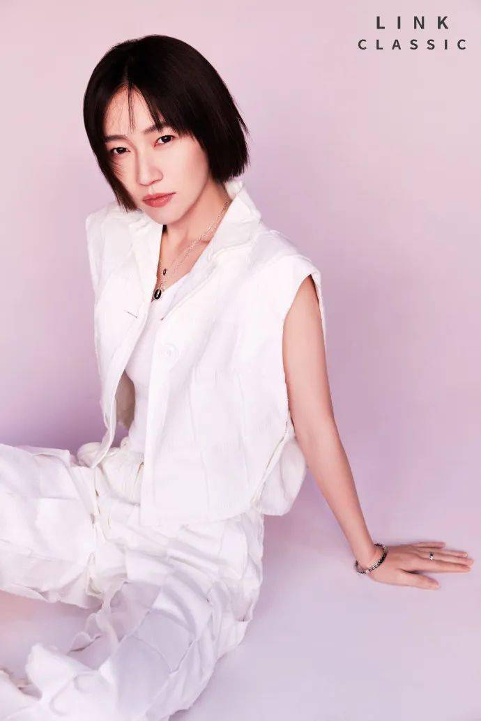 焦俊艳一直没进过流量花阵营,算是青衣演技派路线,演的大都是现实题材