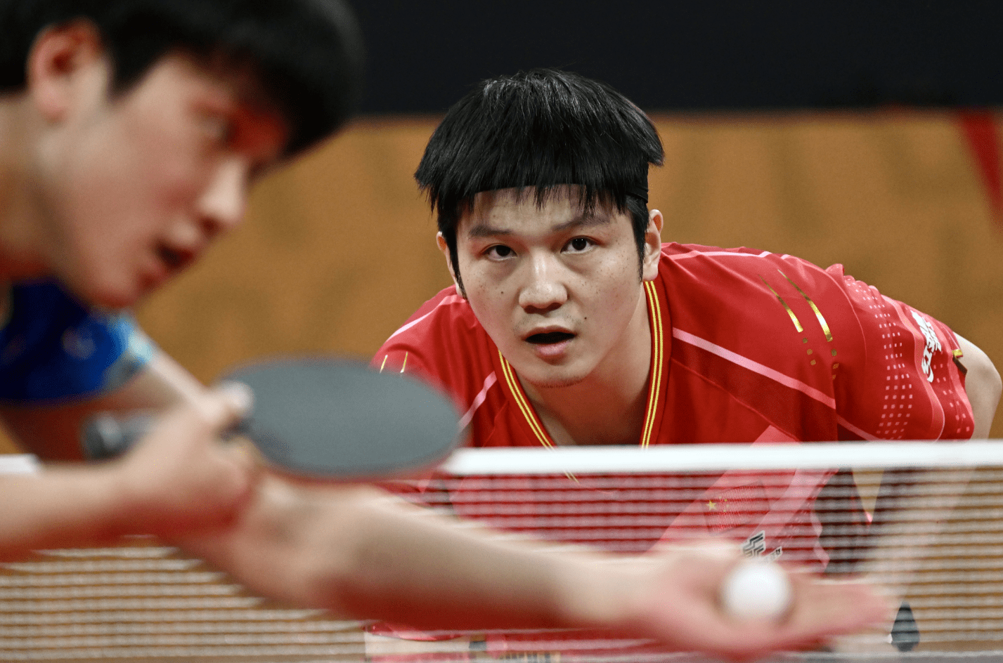 樊振东和张本智和交手双方的男单对决,则是世界排名第一的樊振东和