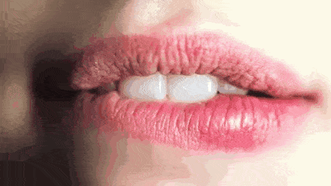 不建议频繁涂抹润唇膏 总结冬季护唇实用小妙招！