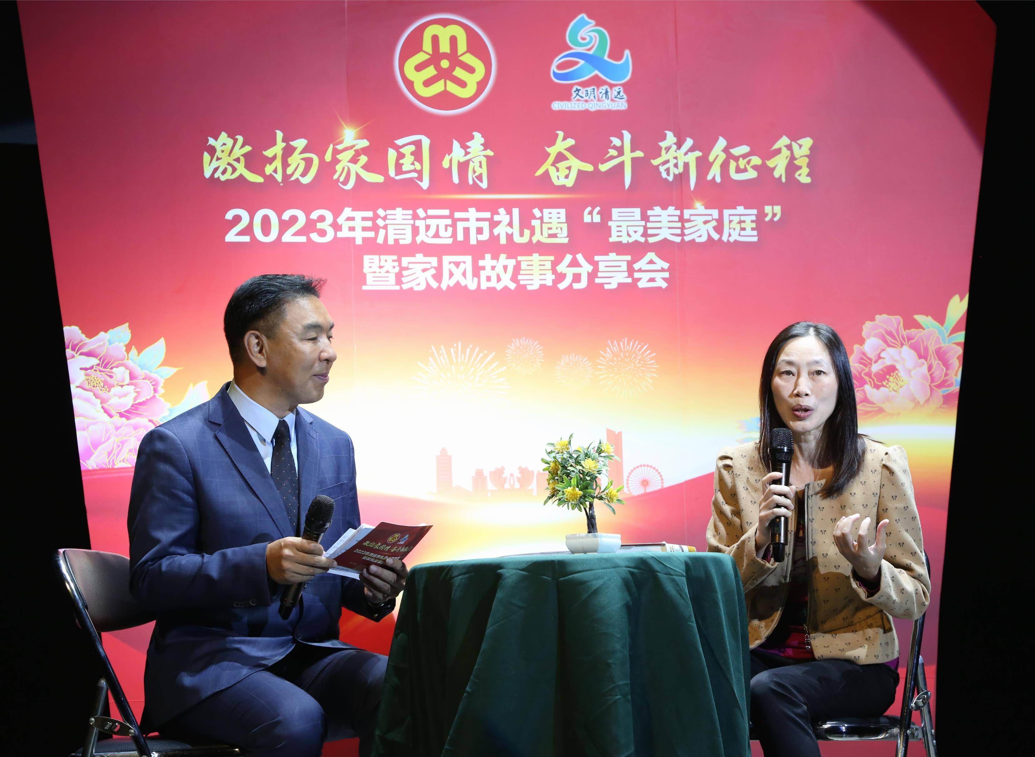 梅杰和妻子杨雪娜从事教育工作多年,夫妻二人都喜欢阅读.