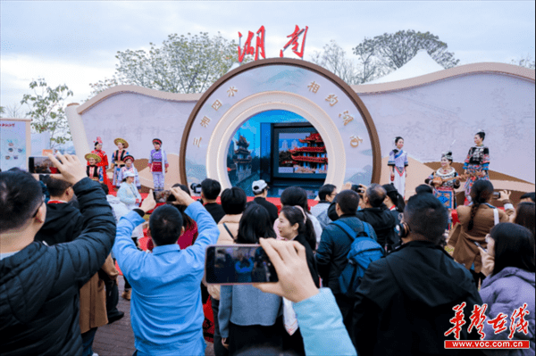 组图|红,活,火!2023红博会湖南馆掀起打卡热潮