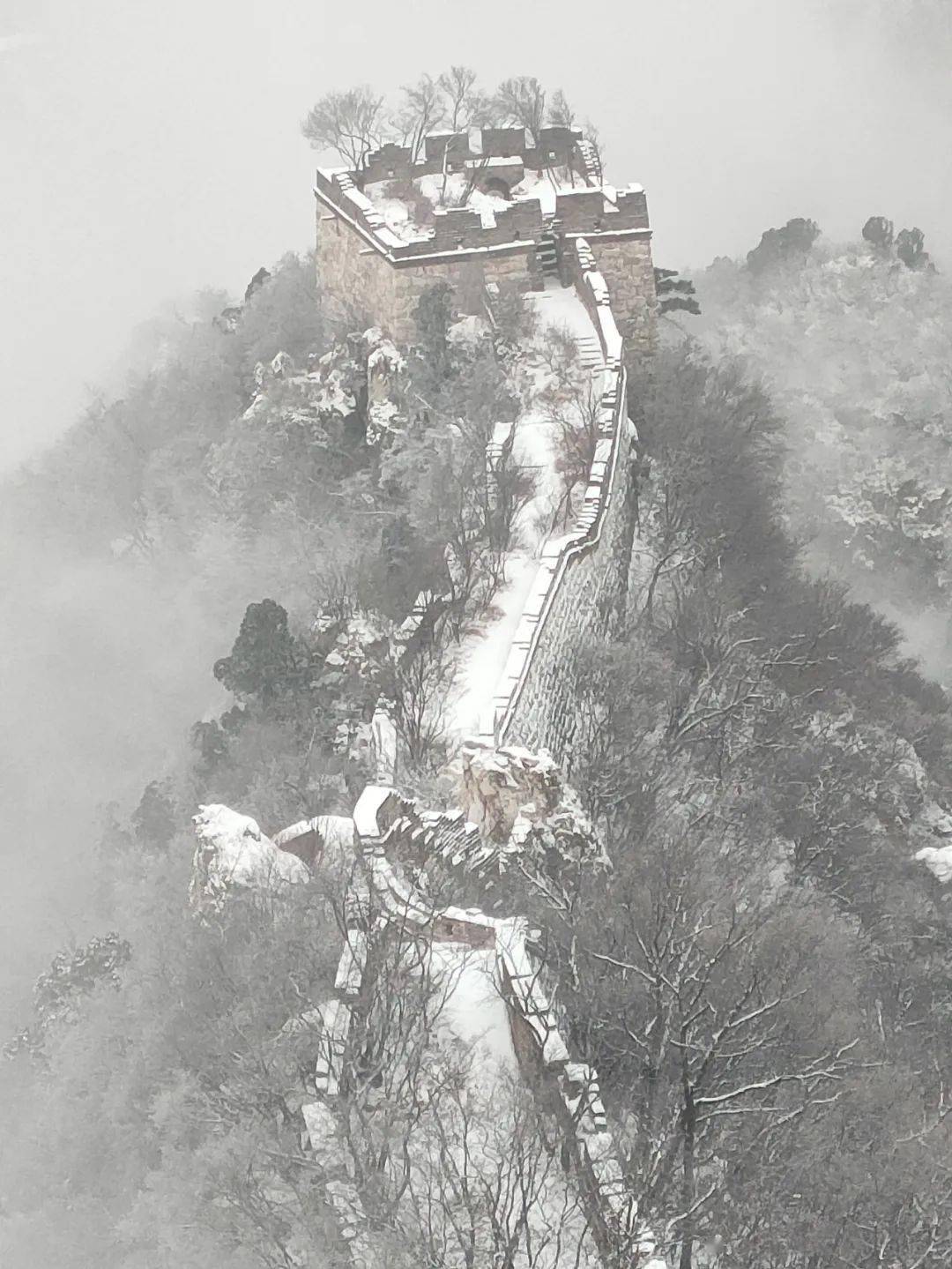 雪长城上飞檐走壁图片