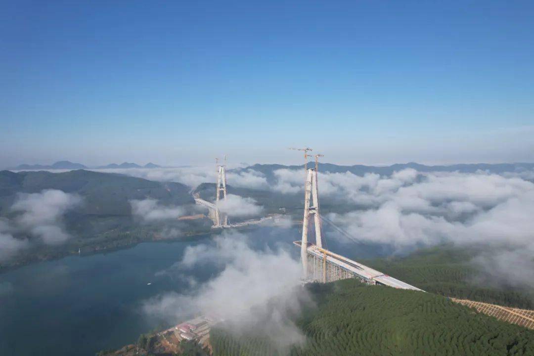 索塔最高(主塔高216米)的武忻高速黔江特大斜拉桥建设现场看到,巨大的
