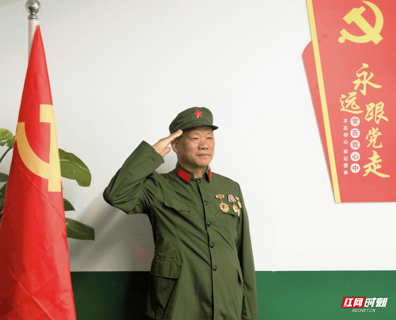 1979年,衡阳市衡南县花桥镇麦元村17岁的少年吴元科出发了,穿上军装