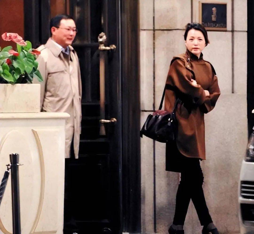 董卿一家罕见现身,49岁她断崖式衰老和大妈没差别,夫妇形影不离_西装