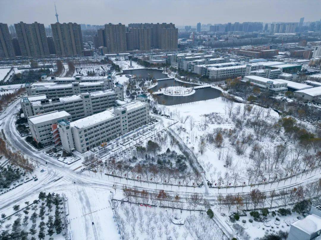 河南高校开启雪景刷屏模式_应用技术学院_郑州_职业
